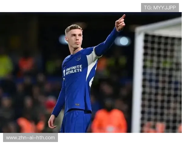 切尔西压迫造成对方失误，帕尔默补射偏出